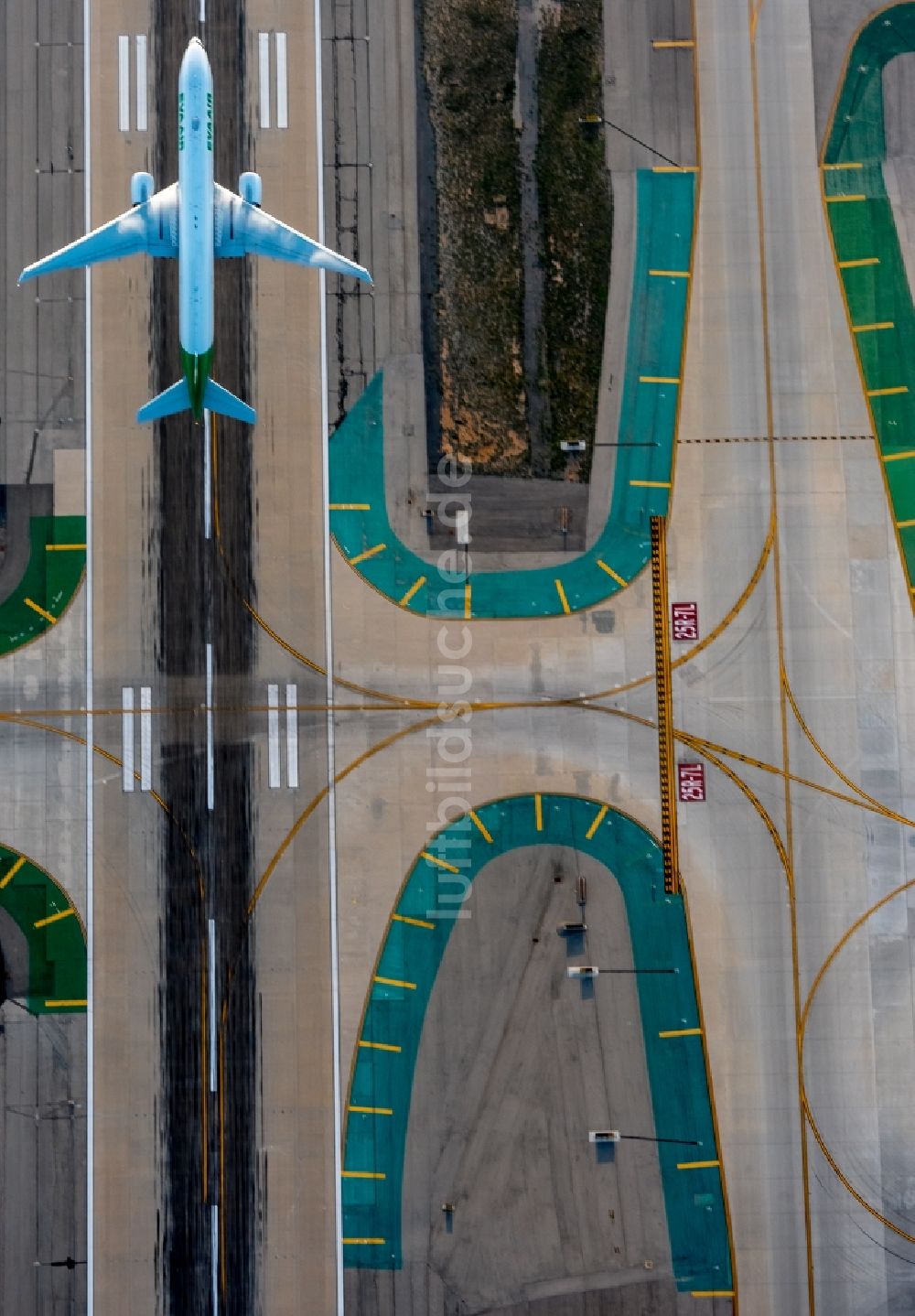 Luftbild Los Angeles - Startendes Passagierflugzeug auf dem Gelände des Flughafens Los Angeles International Airport LAX in Los Angeles in Kalifornien, USA