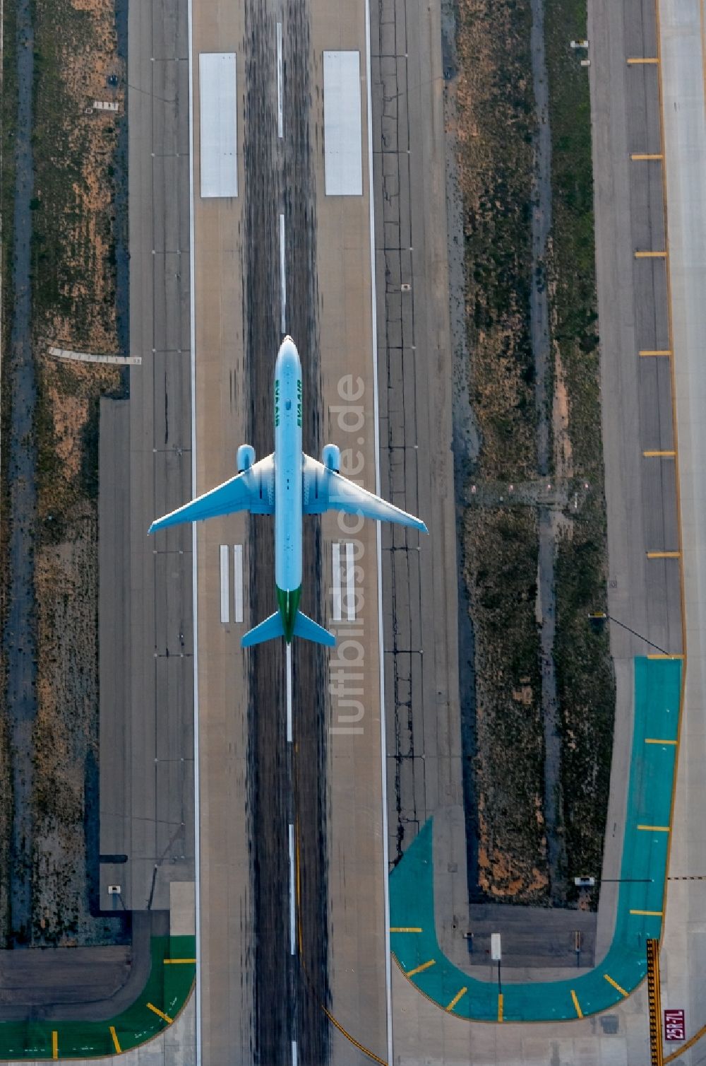 Luftaufnahme Los Angeles - Startendes Passagierflugzeug auf dem Gelände des Flughafens Los Angeles International Airport LAX in Los Angeles in Kalifornien, USA