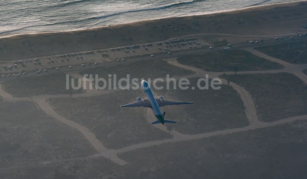 Los Angeles von oben - Startendes Passagierflugzeug auf dem Gelände des Flughafens Los Angeles International Airport LAX in Los Angeles in Kalifornien, USA