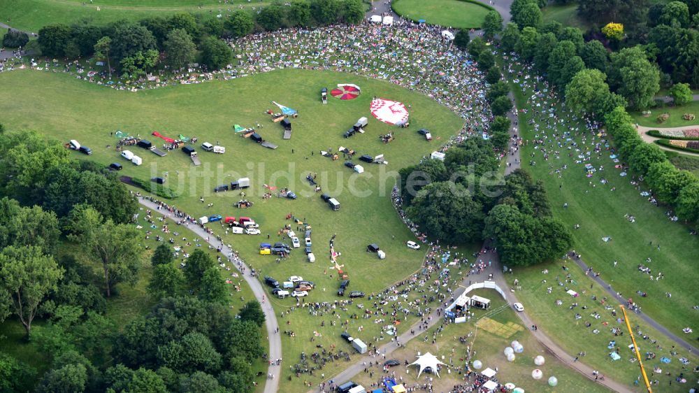 Bonn von oben - Startvorbereitungen zum Ballon-Festival in Bonn im Bundesland Nordrhein-Westfalen, Deutschland