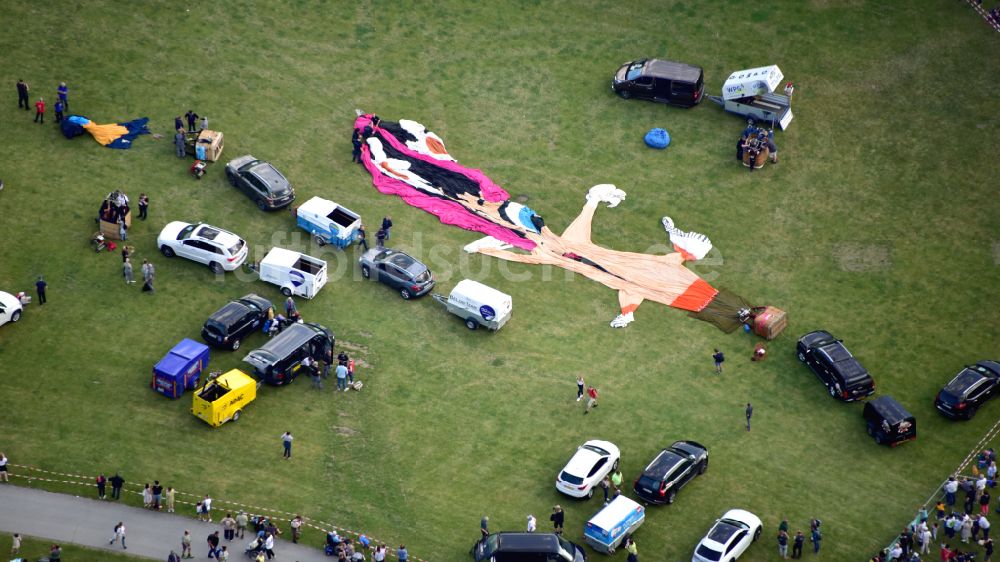 Bonn von oben - Startvorbereitungen zum Ballon-Festival in Bonn im Bundesland Nordrhein-Westfalen, Deutschland