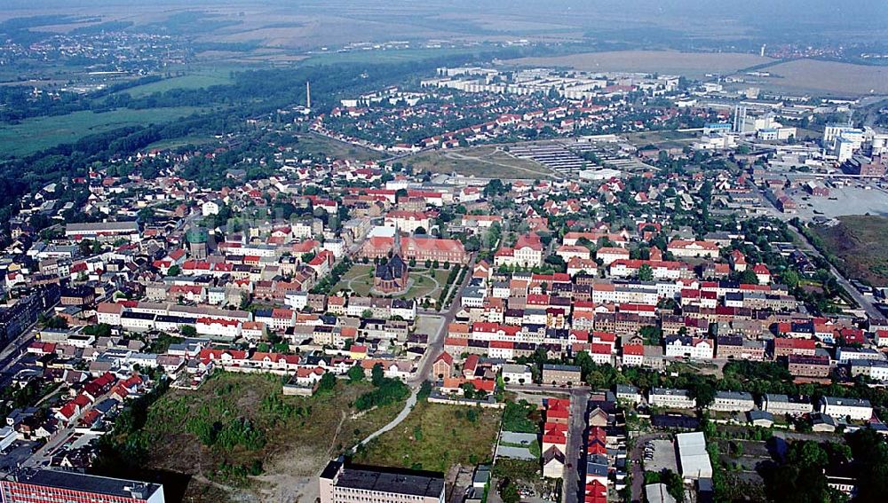 Stassfurt / Sachsen-Anhalt aus der Vogelperspektive: Stassfurt / Sachsen-Anhalt Stadtansicht mit Blick auf die evangelische Kirche St