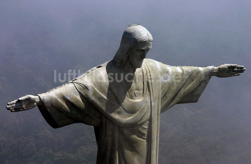 Luftbild Rio de Janeiro - Statue Cristo Redentor auf dem Berg Corcovado in den Tijuca-Wäldern in Rio de Janeiro in Brasilien