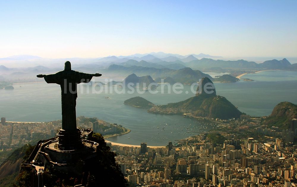 Rio de Janeiro aus der Vogelperspektive: Statue Cristo Redentor auf dem Berg Corcovado in den Tijuca-Wäldern in Rio de Janeiro in Brasilien