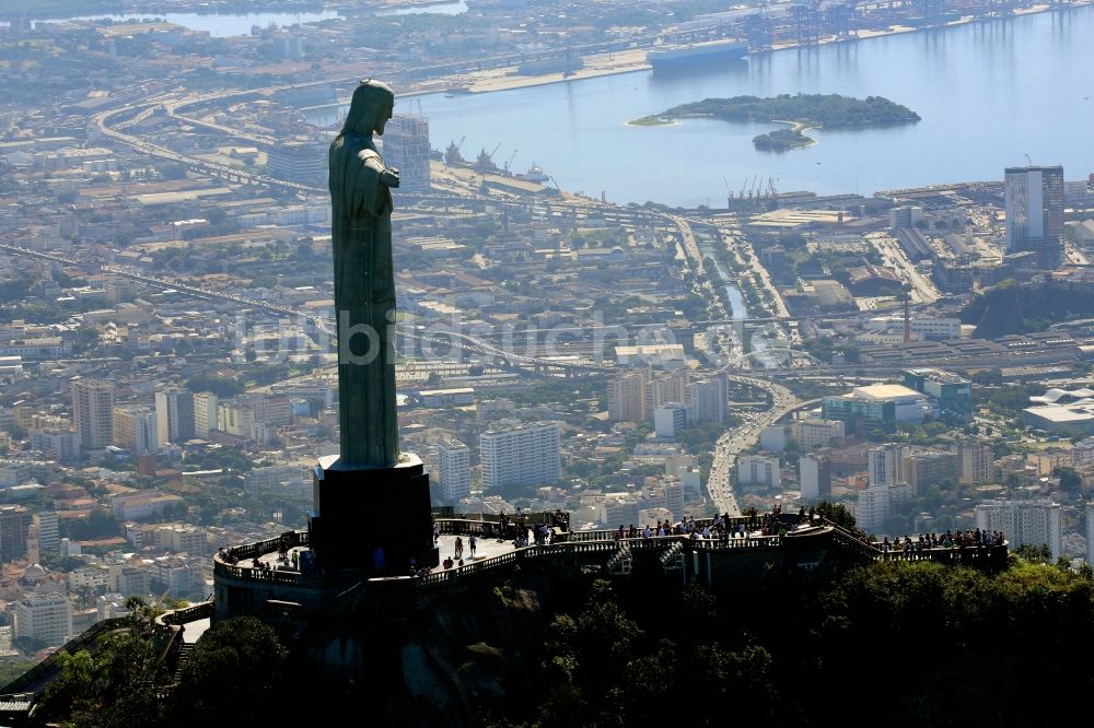 Rio de Janeiro von oben - Statue Cristo Redentor auf dem Berg Corcovado in den Tijuca-Wäldern in Rio de Janeiro in Brasilien