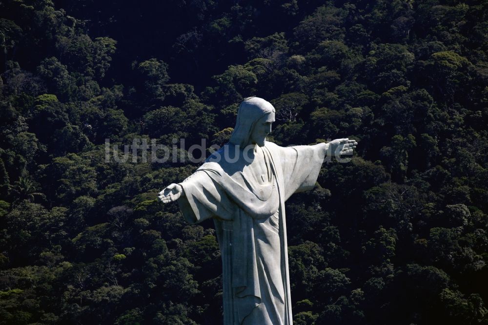 Rio de Janeiro aus der Vogelperspektive: Statue Cristo Redentor auf dem Berg Corcovado in den Tijuca-Wäldern in Rio de Janeiro in Brasilien