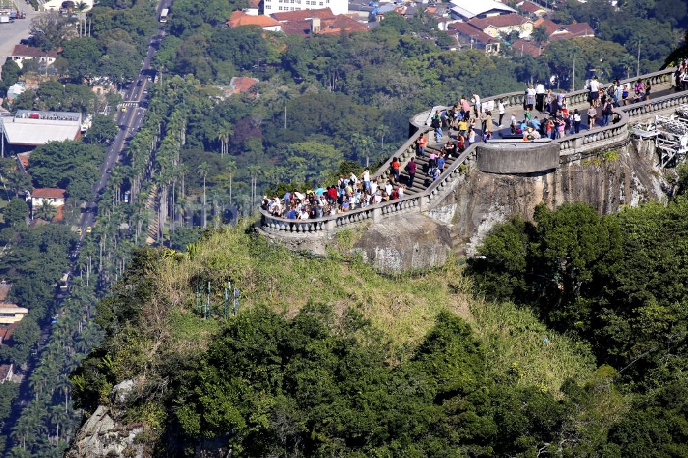 Luftaufnahme Rio de Janeiro - Statue Cristo Redentor auf dem Berg Corcovado in den Tijuca-Wäldern in Rio de Janeiro in Brasilien