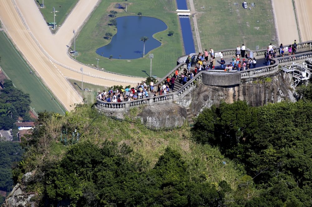 Rio de Janeiro von oben - Statue Cristo Redentor auf dem Berg Corcovado in den Tijuca-Wäldern in Rio de Janeiro in Brasilien