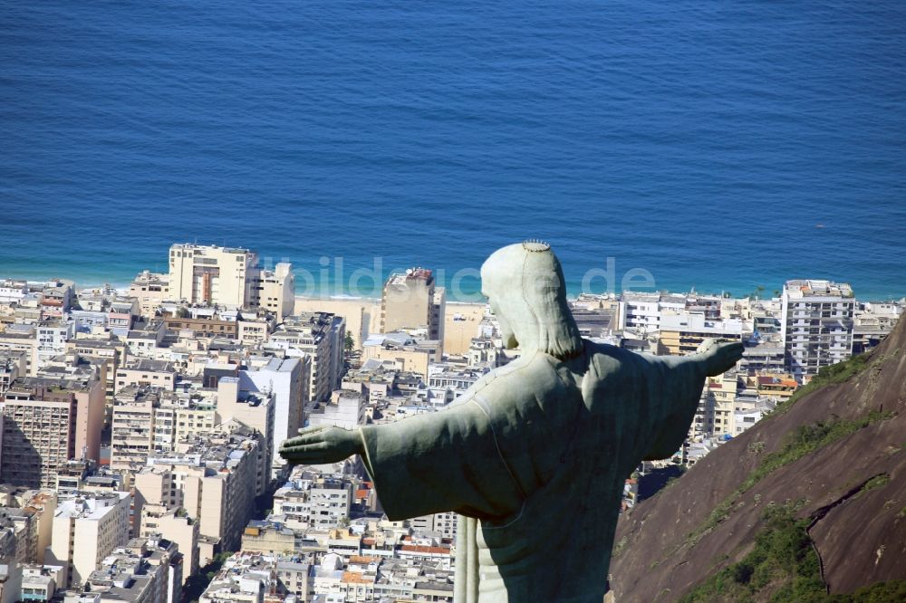 Rio de Janeiro von oben - Statue Cristo Redentor auf dem Berg Corcovado in den Tijuca-Wäldern in Rio de Janeiro in Brasilien