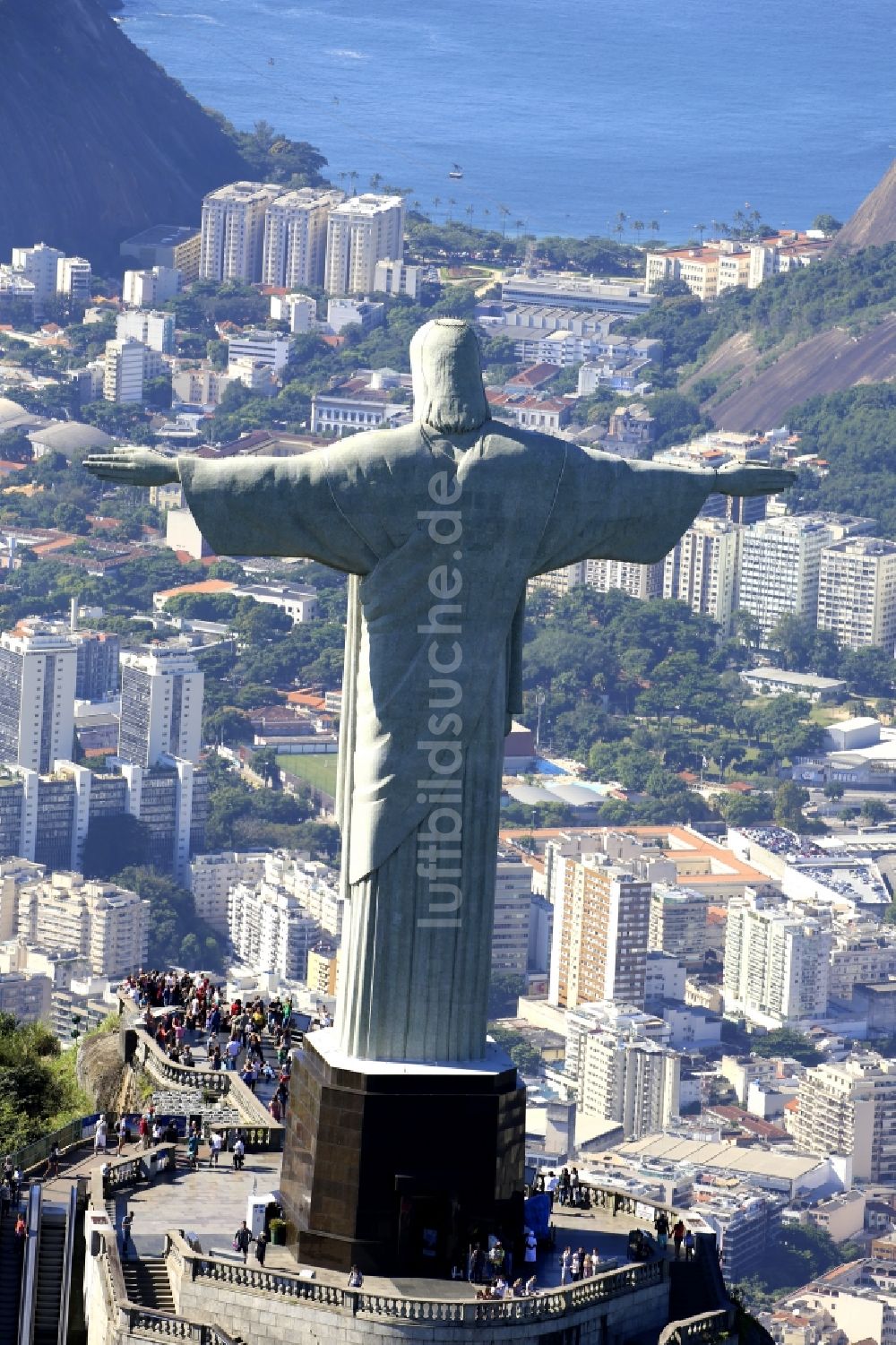 Luftbild Rio de Janeiro - Statue Cristo Redentor auf dem Berg Corcovado in den Tijuca-Wäldern in Rio de Janeiro in Brasilien