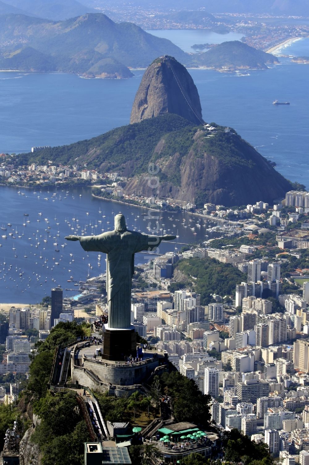 Luftbild Rio de Janeiro - Statue Cristo Redentor auf dem Berg Corcovado in den Tijuca-Wäldern in Rio de Janeiro in Brasilien