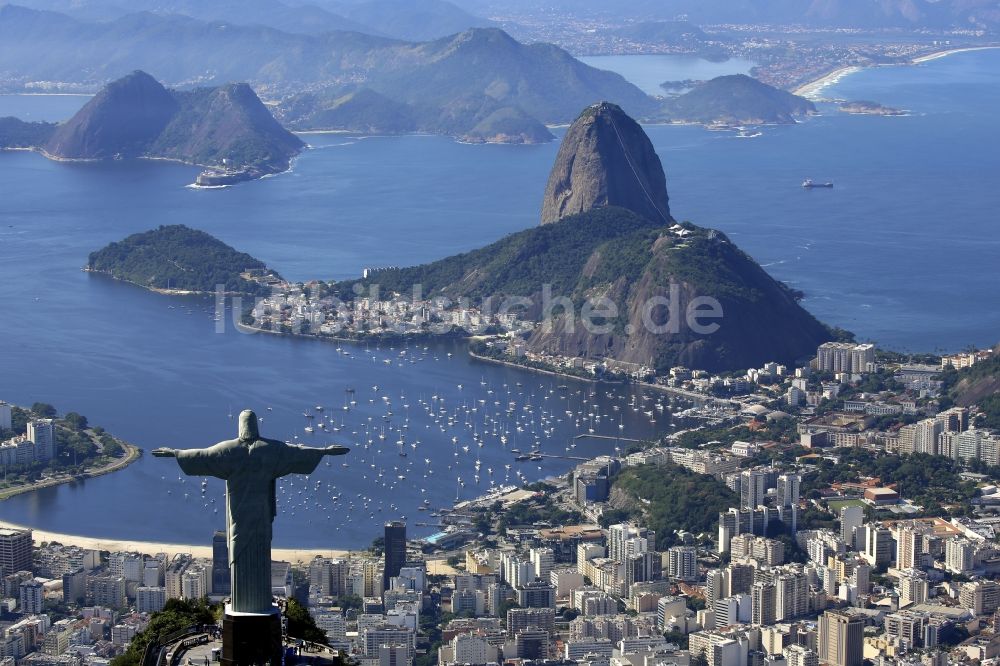 Rio de Janeiro von oben - Statue Cristo Redentor auf dem Berg Corcovado in den Tijuca-Wäldern in Rio de Janeiro in Brasilien