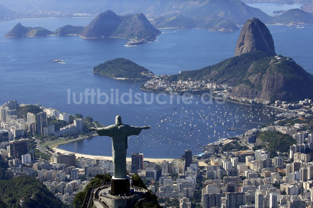 Rio de Janeiro aus der Vogelperspektive: Statue Cristo Redentor auf dem Berg Corcovado in den Tijuca-Wäldern in Rio de Janeiro in Brasilien