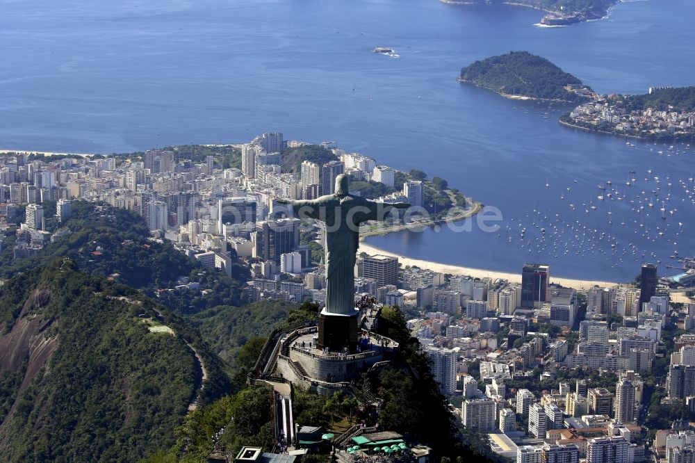 Luftbild Rio de Janeiro - Statue Cristo Redentor auf dem Berg Corcovado in den Tijuca-Wäldern in Rio de Janeiro in Brasilien