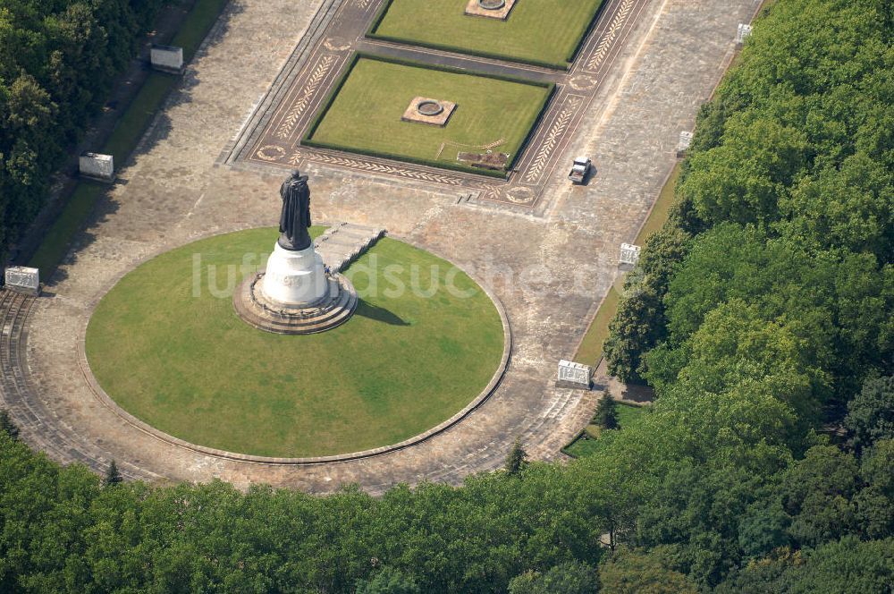 Luftbild Berlin - Statue eines Sowjetsoldaten im Treptower Park