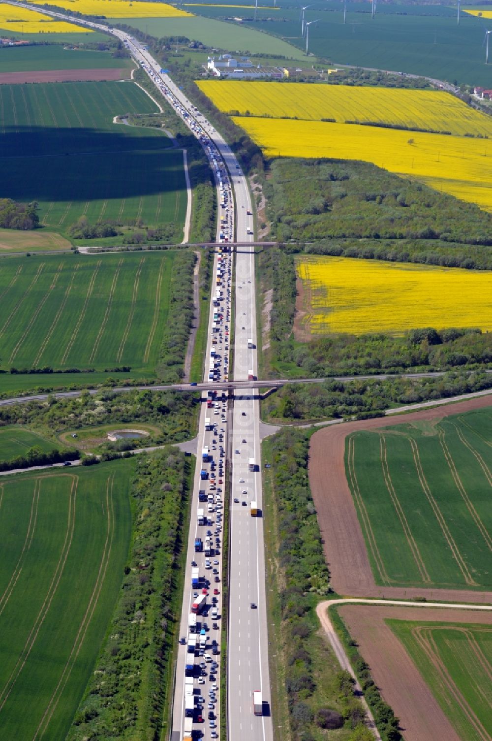 Erfurt aus der Vogelperspektive: Stau auf der Autobahn BAB A4 bei der Abfahrt Erfurt West im Bundesland Thüringen