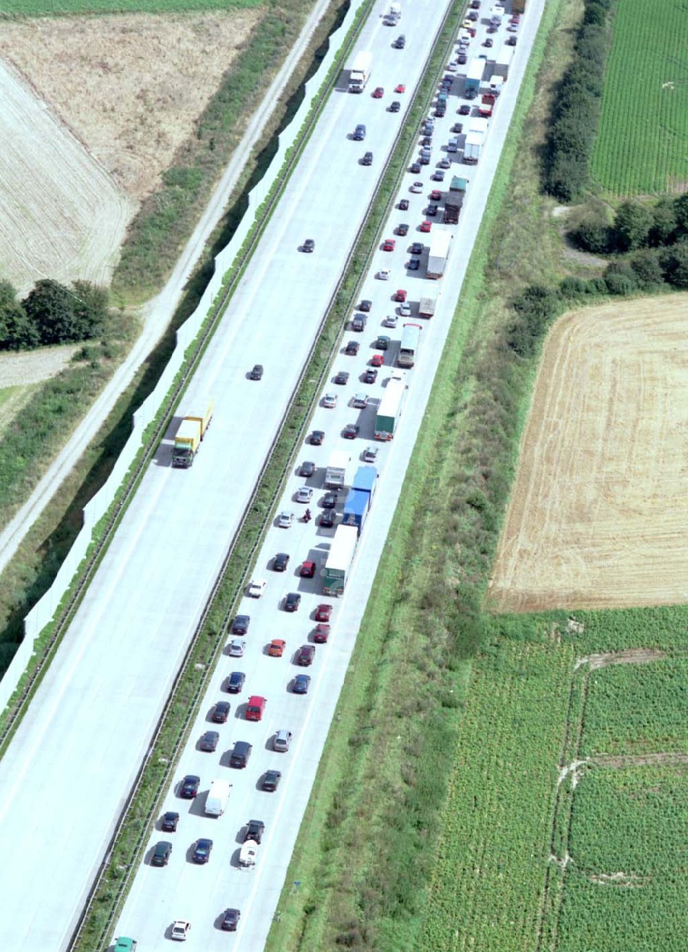 Magdeburg von oben - 16.08.2002 Stau auf der Autobahn Braunschweig - Magdeburg kurz vor dem Magdeburger Kreuz.