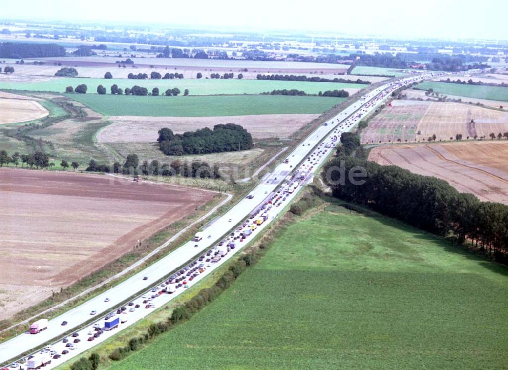 Magdeburg aus der Vogelperspektive: 16.08.2002 Stau auf der Autobahn Braunschweig - Magdeburg kurz vor dem Magdeburger Kreuz.