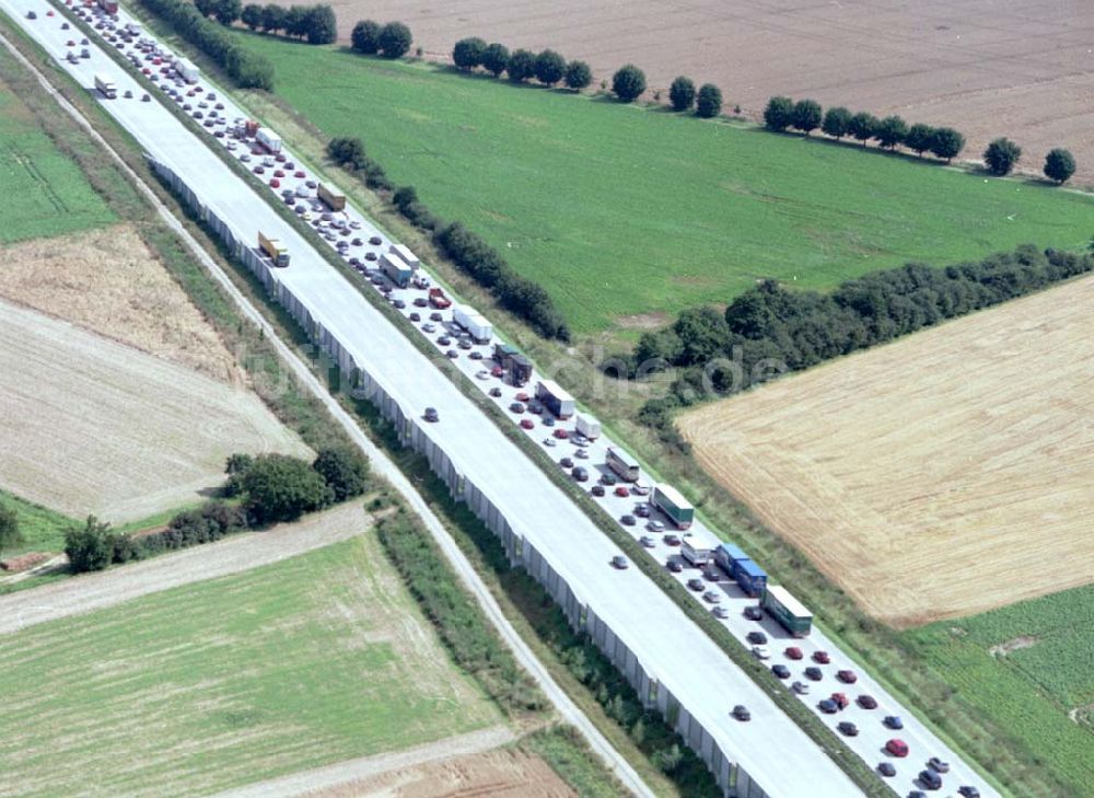 Luftaufnahme Magdeburg - 16.08.2002 Stau auf der Autobahn Braunschweig - Magdeburg kurz vor dem Magdeburger Kreuz.