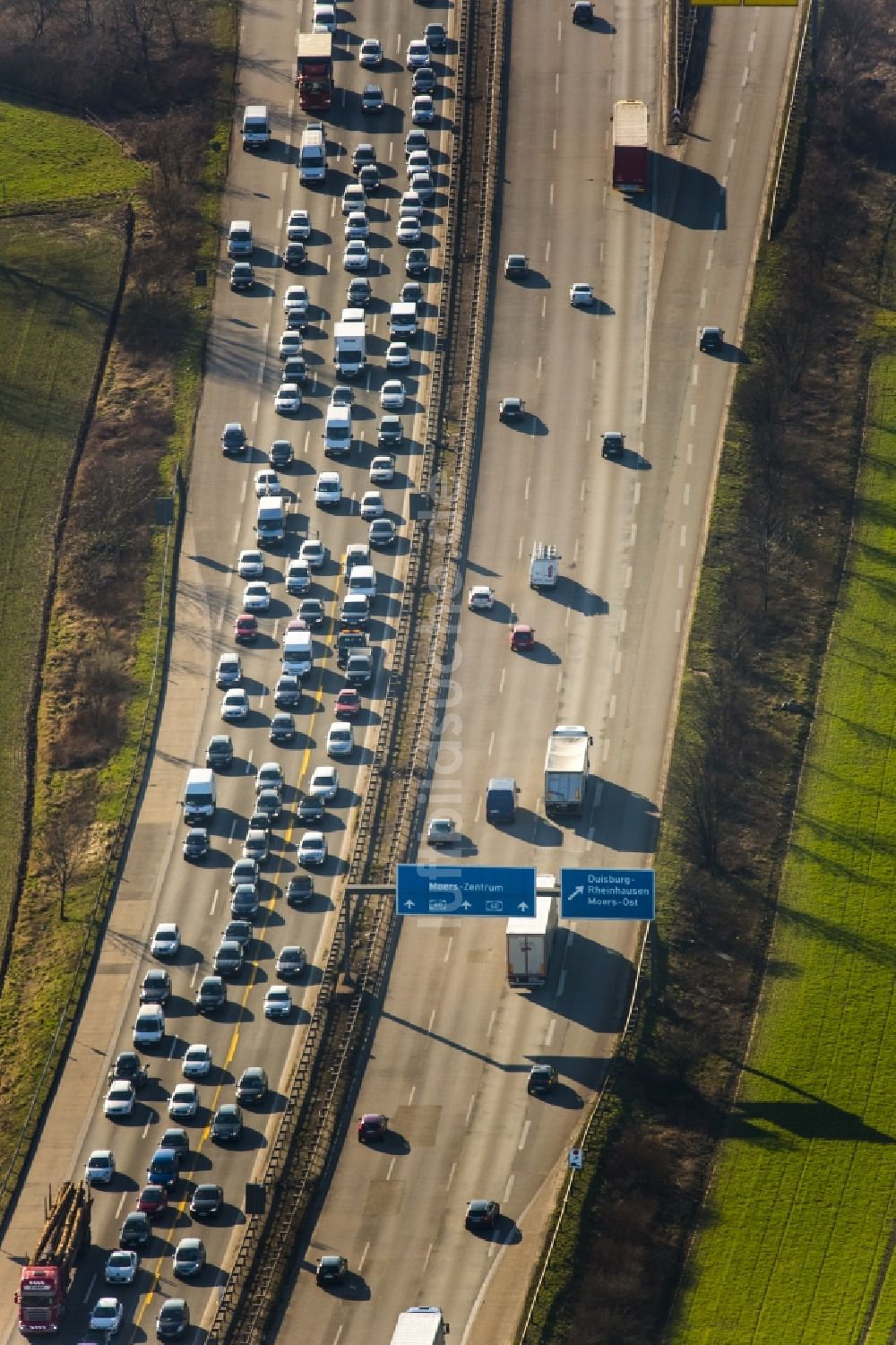 Luftaufnahme Duisburg - Stau auf der Bundesautobahn BAB A40 an der Abfahrt Duisburg-Homberg in Duisburg im Bundesland Nordrhein-Westfalen