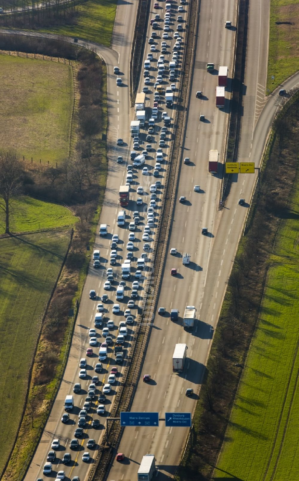 Duisburg von oben - Stau auf der Bundesautobahn BAB A40 an der Abfahrt Duisburg-Homberg in Duisburg im Bundesland Nordrhein-Westfalen