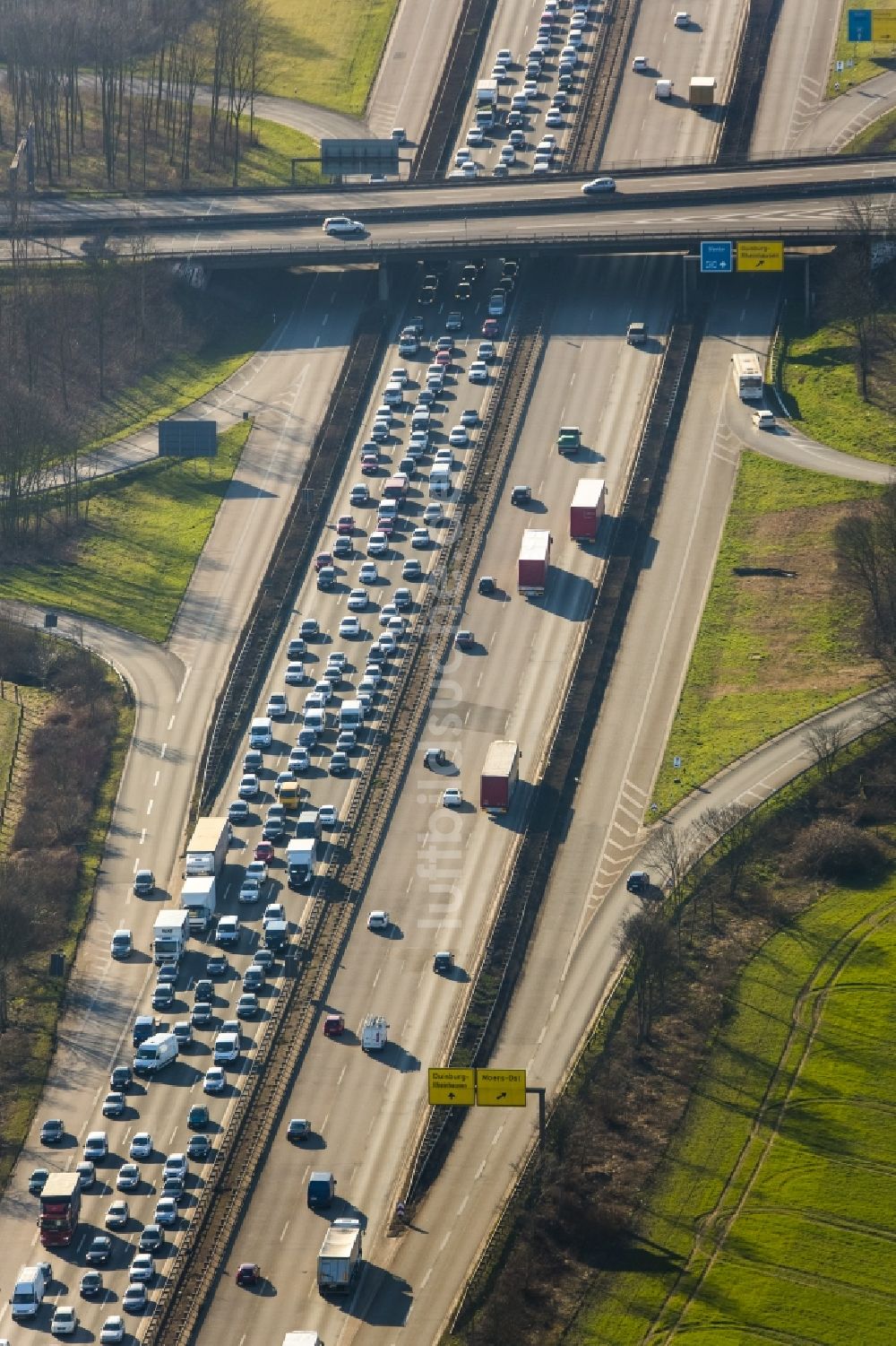 Duisburg aus der Vogelperspektive: Stau auf der Bundesautobahn BAB A40 an der Abfahrt Duisburg-Homberg in Duisburg im Bundesland Nordrhein-Westfalen