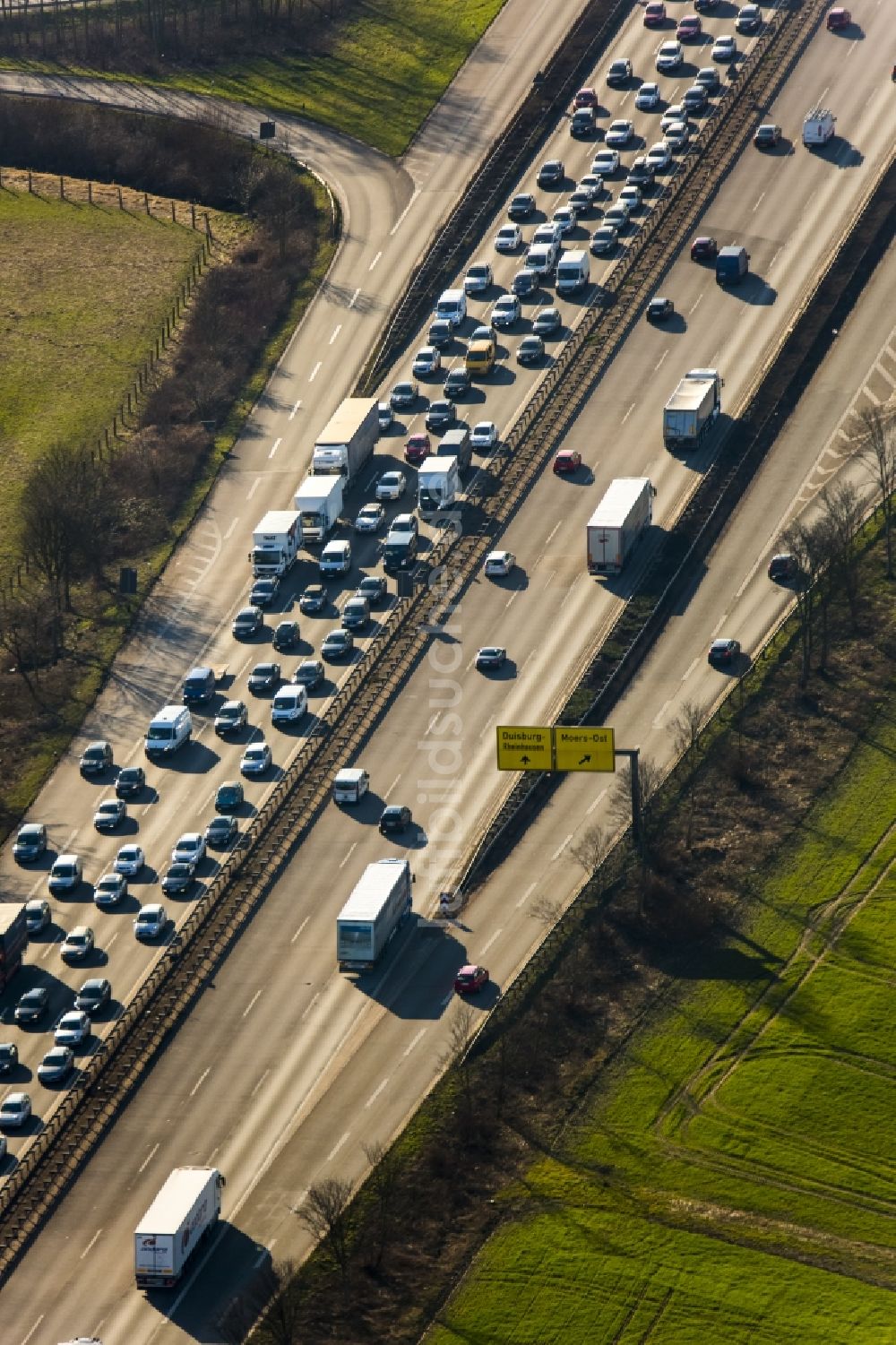 Luftbild Duisburg - Stau auf der Bundesautobahn BAB A40 an der Abfahrt Duisburg-Homberg in Duisburg im Bundesland Nordrhein-Westfalen