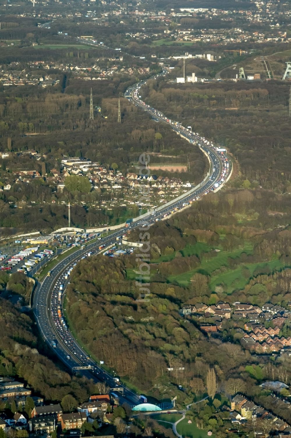 Luftbild Gelsenkirchen - Stau auf der Bundesautobahn A 2 in Gelsenkirchen im Bundesland Nordrhein-Westfalen