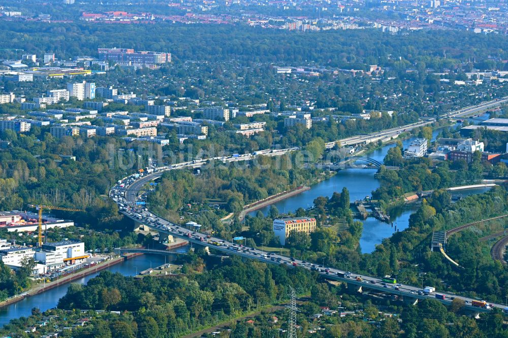 Berlin aus der Vogelperspektive: Stau auf dem Viadukt Autobahnbrücke der BAB A100 in Berlin, Deutschland