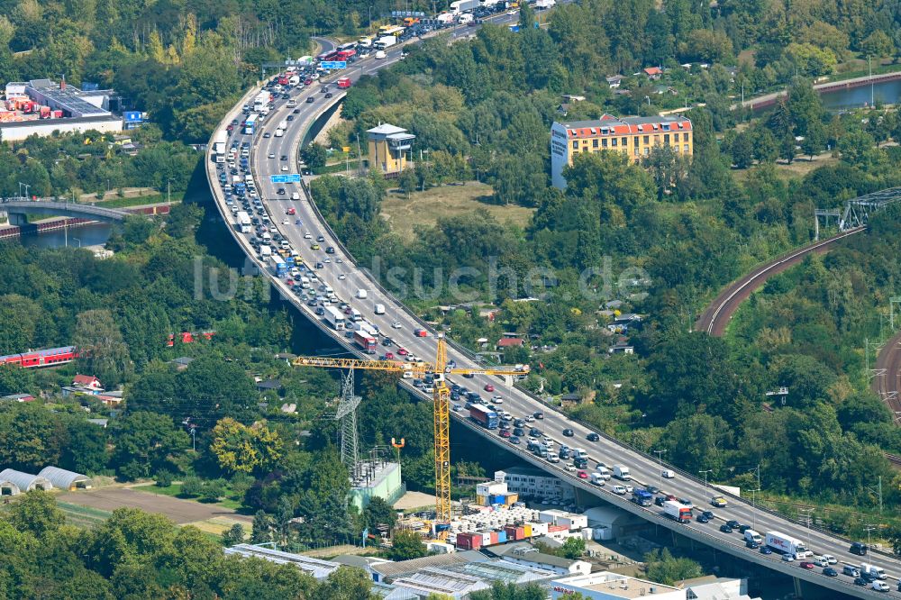 Berlin aus der Vogelperspektive: Stau auf dem Viadukt Autobahnbrücke der BAB A100 in Berlin, Deutschland