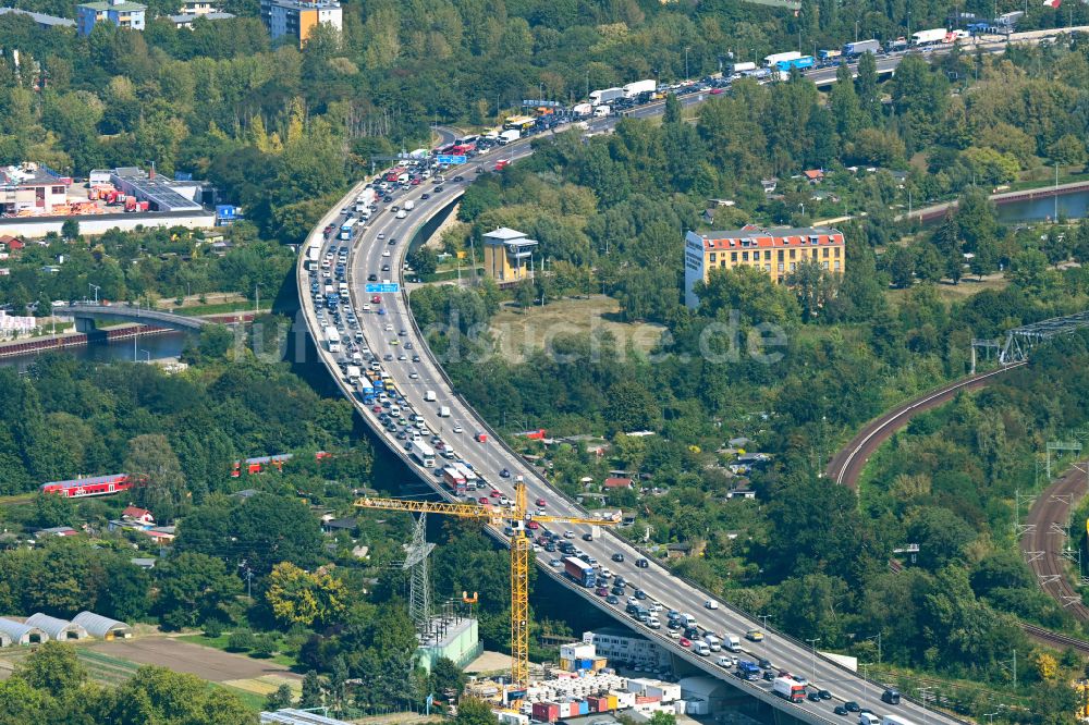 Luftbild Berlin - Stau auf dem Viadukt Autobahnbrücke der BAB A100 in Berlin, Deutschland