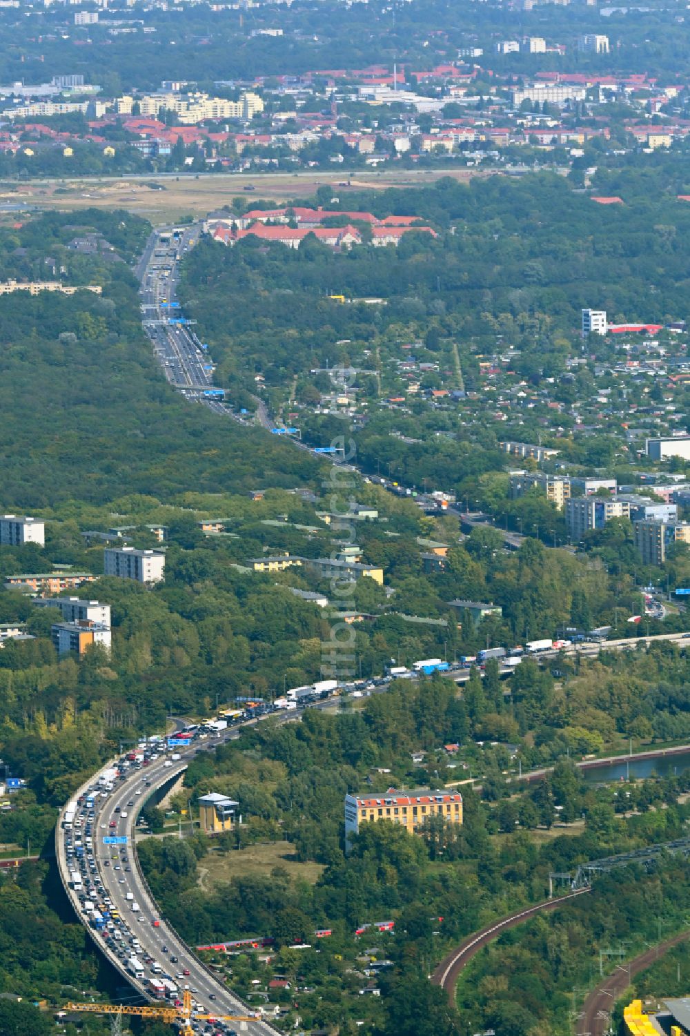 Luftaufnahme Berlin - Stau auf dem Viadukt Autobahnbrücke der BAB A100 in Berlin, Deutschland