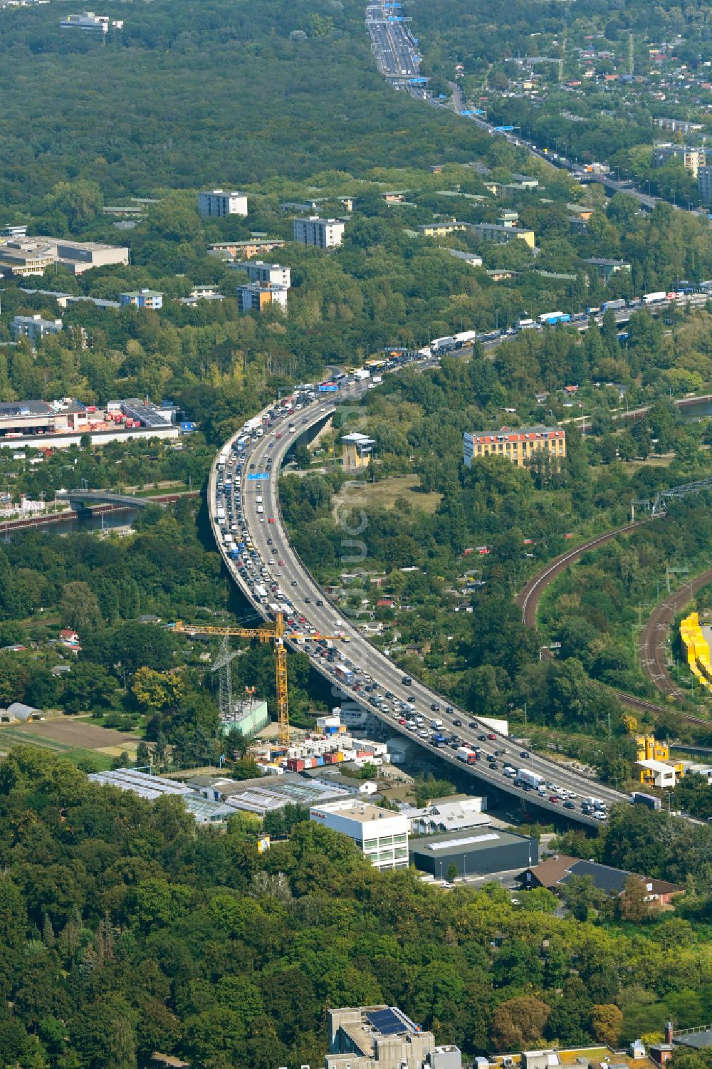 Berlin von oben - Stau auf dem Viadukt Autobahnbrücke der BAB A100 in Berlin, Deutschland