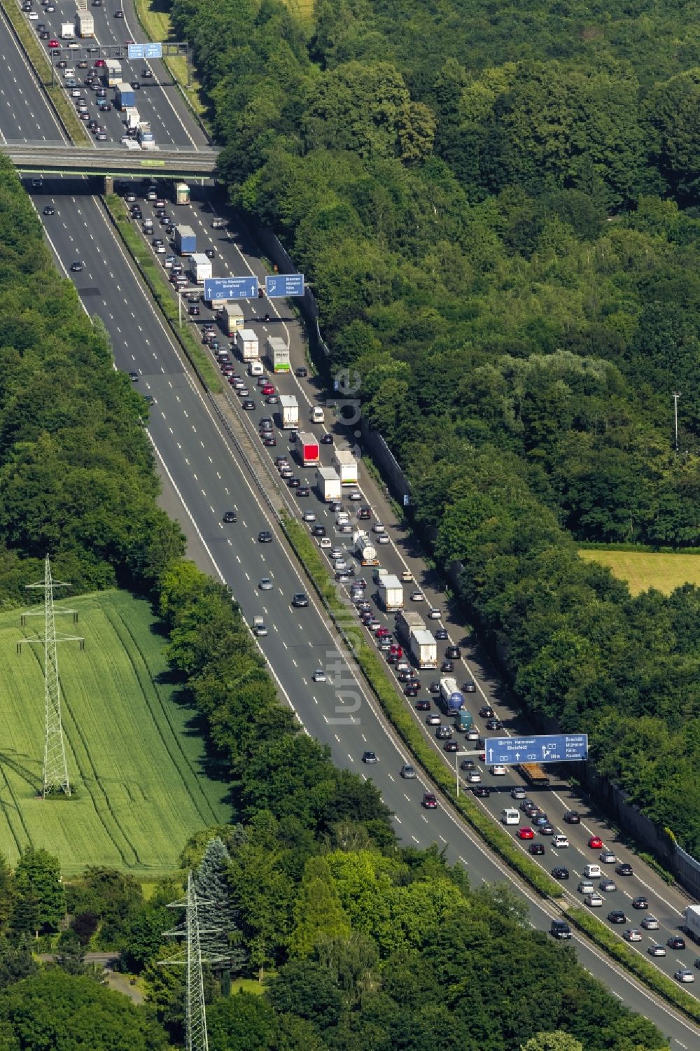 Kamen von oben - Stau wegen erhöhten Verkehrsaufkommens am Autobahnkreuz der Bundes- Autobahn BAB A2 A1 E35 E37 am Kamener Kreuz im Nordosten des Ruhrgebietes bei Kamen in Nordrhein-Westfalen