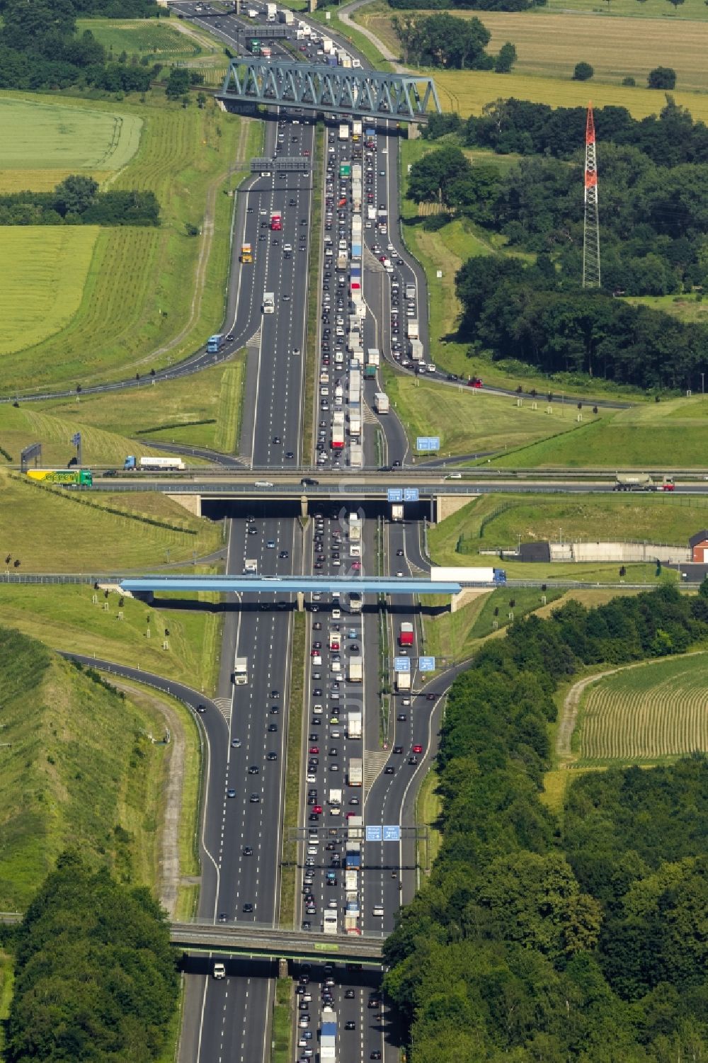 Luftbild Kamen - Stau wegen erhöhten Verkehrsaufkommens am Autobahnkreuz der Bundes- Autobahn BAB A2 A1 E35 E37 am Kamener Kreuz im Nordosten des Ruhrgebietes bei Kamen in Nordrhein-Westfalen