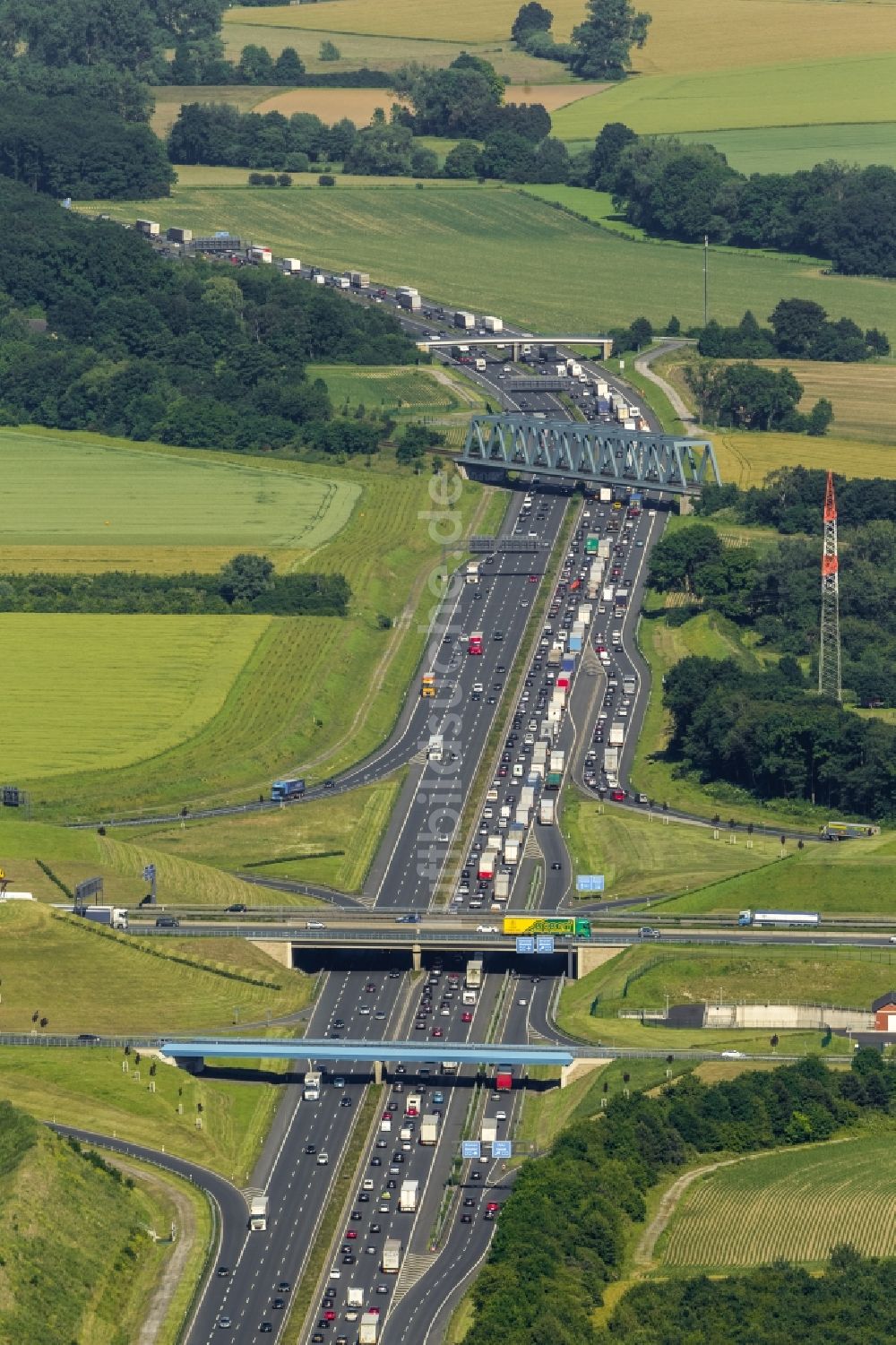 Kamen von oben - Stau wegen erhöhten Verkehrsaufkommens am Autobahnkreuz der Bundes- Autobahn BAB A2 A1 E35 E37 am Kamener Kreuz im Nordosten des Ruhrgebietes bei Kamen in Nordrhein-Westfalen