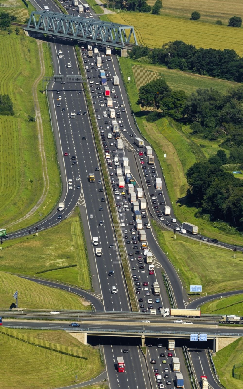 Kamen aus der Vogelperspektive: Stau wegen erhöhten Verkehrsaufkommens am Autobahnkreuz der Bundes- Autobahn BAB A2 A1 E35 E37 am Kamener Kreuz im Nordosten des Ruhrgebietes bei Kamen in Nordrhein-Westfalen