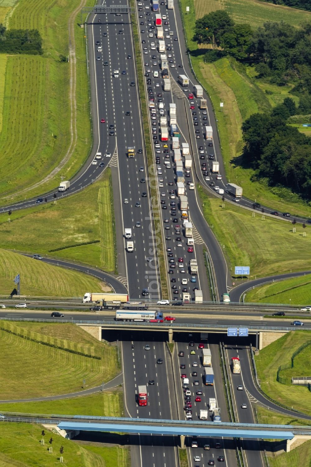 Luftbild Kamen - Stau wegen erhöhten Verkehrsaufkommens am Autobahnkreuz der Bundes- Autobahn BAB A2 A1 E35 E37 am Kamener Kreuz im Nordosten des Ruhrgebietes bei Kamen in Nordrhein-Westfalen