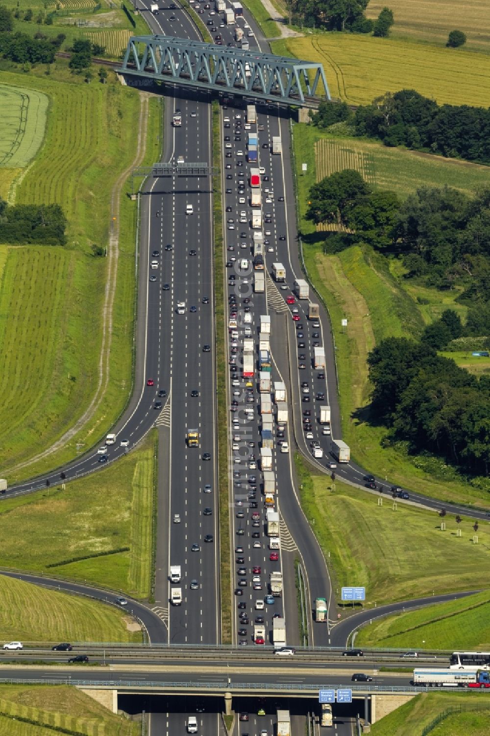 Luftaufnahme Kamen - Stau wegen erhöhten Verkehrsaufkommens am Autobahnkreuz der Bundes- Autobahn BAB A2 A1 E35 E37 am Kamener Kreuz im Nordosten des Ruhrgebietes bei Kamen in Nordrhein-Westfalen