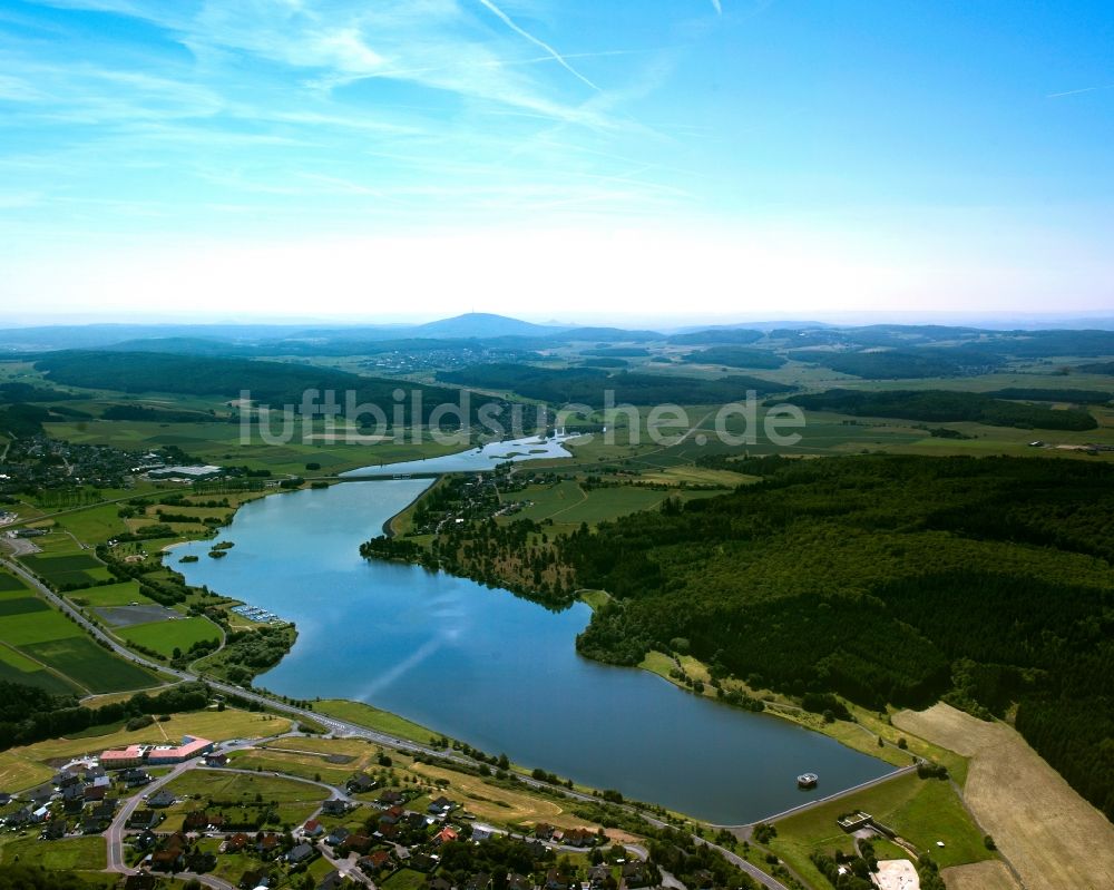 Bischoffen aus der Vogelperspektive: Staubecken und Stausee in Bischoffen im Bundesland Hessen, Deutschland