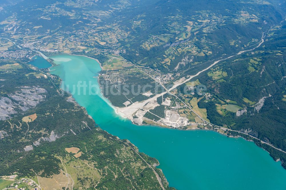 Crots von oben - Staubecken und Stausee in Crots in Provence-Alpes-Cote d'Azur, Frankreich