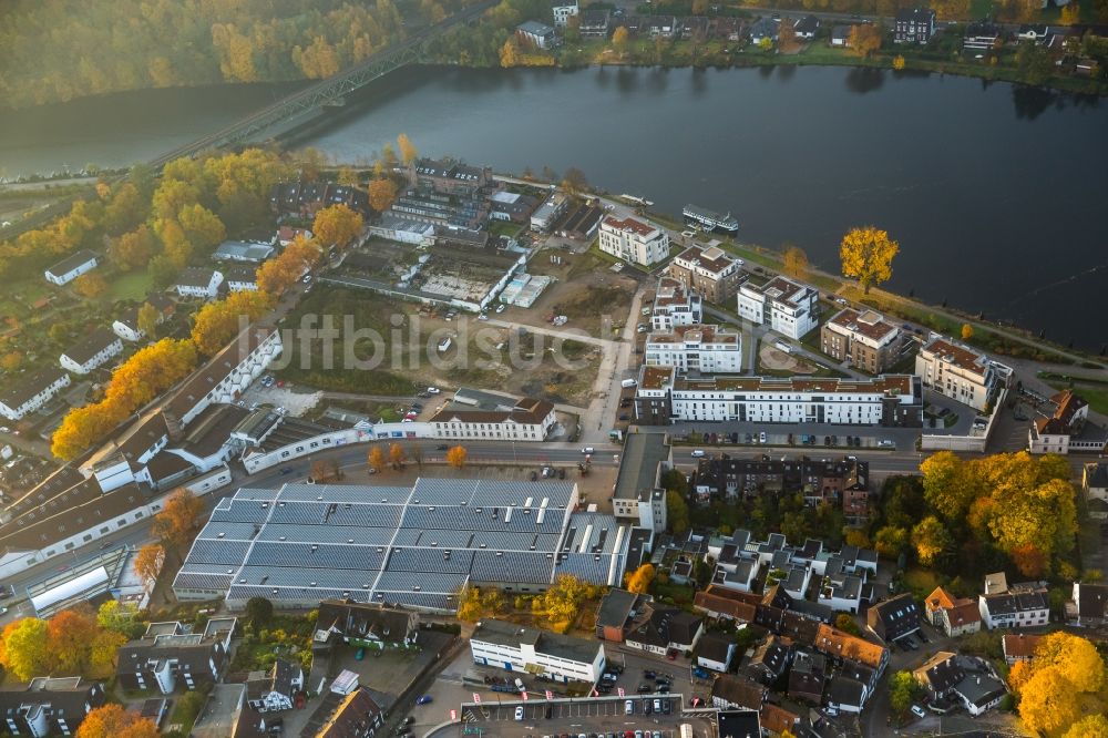 Luftaufnahme Essen - Staubecken und Stausee des herbstlichen Kettwiger Sees im Süden von Essen im Bundesland Nordrhein-Westfalen