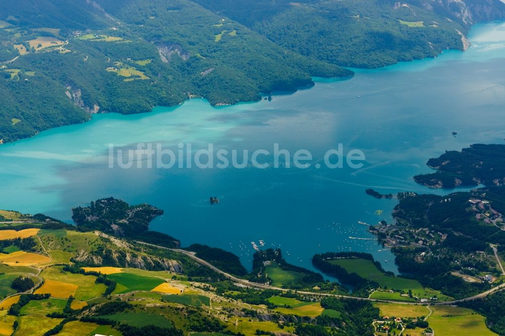 Luftaufnahme Chorges - Staubecken und Stausee Lac de Serre-Ponçon bei Chorges in Provence-Alpes-Cote d'Azur, Frankreich