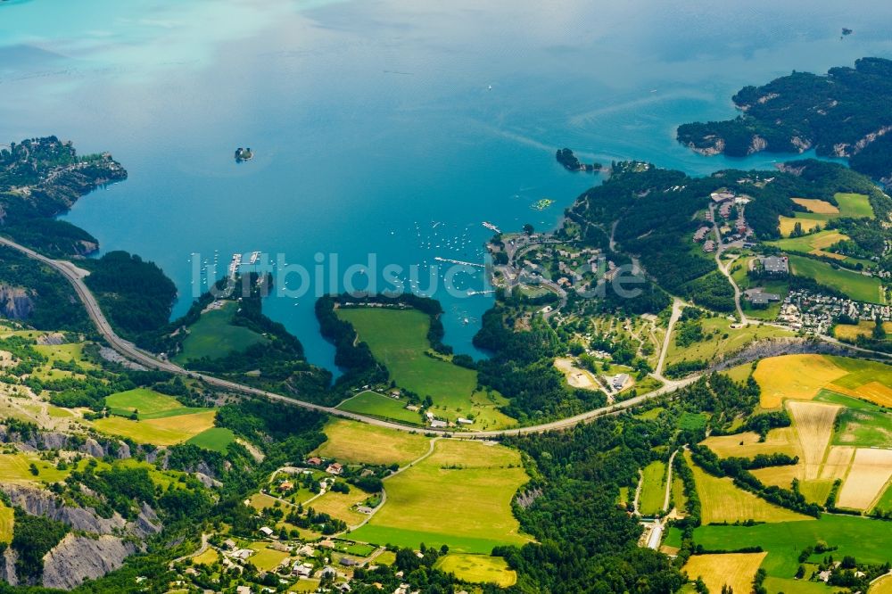 Chorges von oben - Staubecken und Stausee Lac de Serre-Ponçon bei Chorges in Provence-Alpes-Cote d'Azur, Frankreich