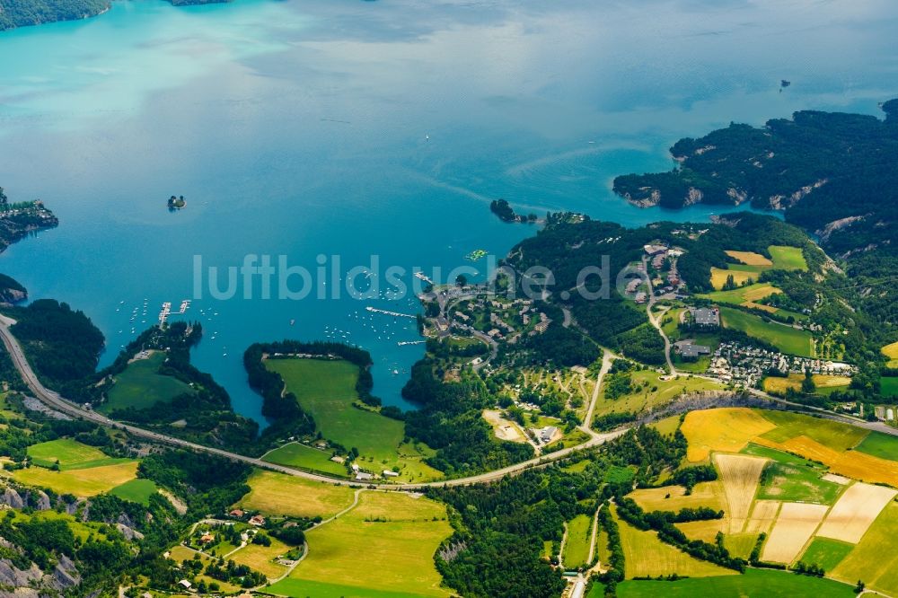 Chorges aus der Vogelperspektive: Staubecken und Stausee Lac de Serre-Ponçon bei Chorges in Provence-Alpes-Cote d'Azur, Frankreich