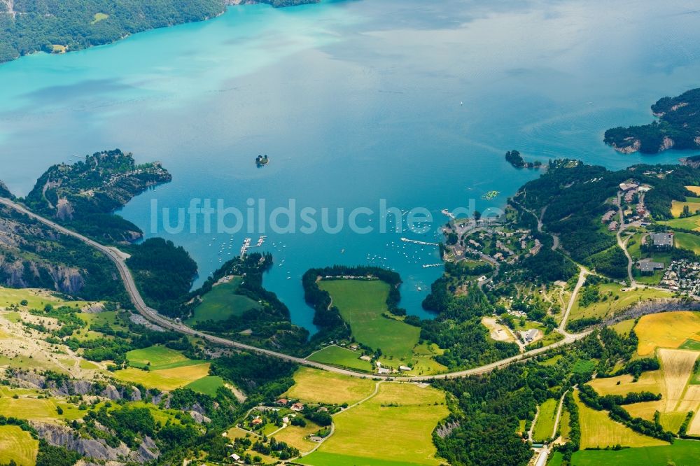 Luftbild Chorges - Staubecken und Stausee Lac de Serre-Ponçon bei Chorges in Provence-Alpes-Cote d'Azur, Frankreich