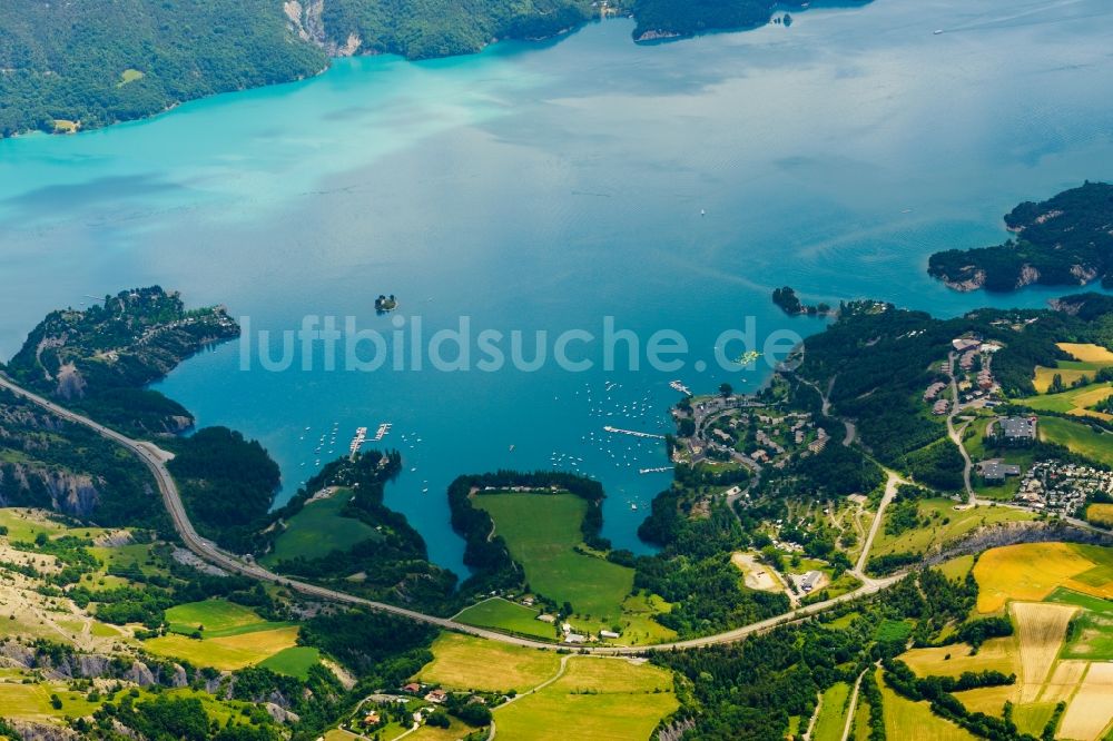 Luftaufnahme Chorges - Staubecken und Stausee Lac de Serre-Ponçon bei Chorges in Provence-Alpes-Cote d'Azur, Frankreich