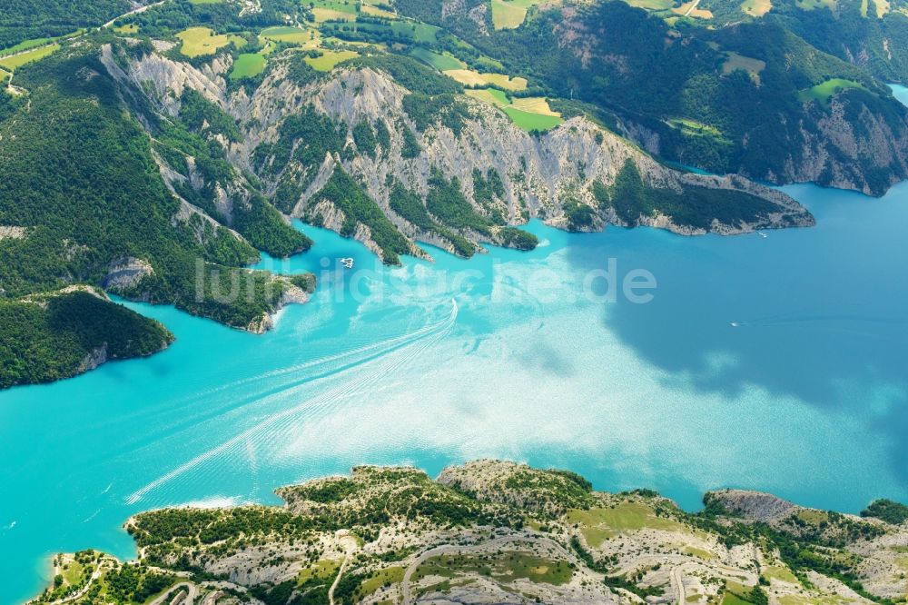 Chorges von oben - Staubecken und Stausee Lac de Serre-Ponçon bei Chorges in Provence-Alpes-Cote d'Azur, Frankreich