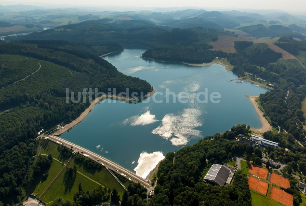 Meschede aus der Vogelperspektive: Staubecken und Stausee in Meschede im Bundesland Nordrhein-Westfalen