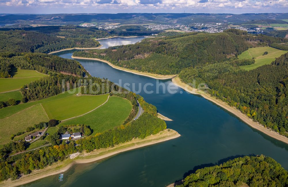 Meschede von oben - Staubecken und Stausee in Meschede im Bundesland Nordrhein-Westfalen, Deutschland